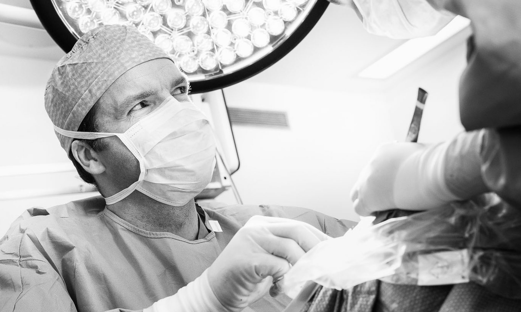 Dr. Bob Lerut tijdens een operatie in de operatiezaal