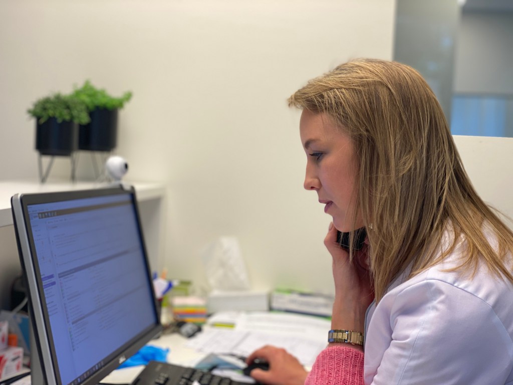 Medewerkster van praktijk Walakker aan de telefoon voor het maken van een afspraak